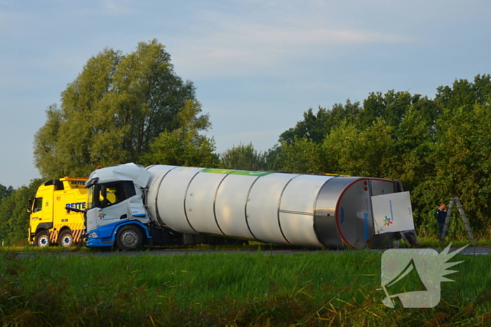 Melkwagen kantelt en verliest melk