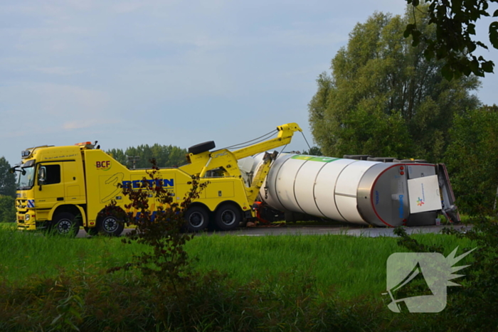 Melkwagen kantelt en verliest melk