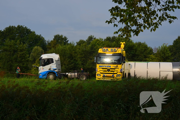 Melkwagen kantelt en verliest melk