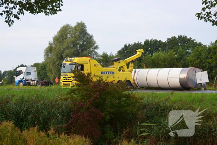 Melkwagen kantelt en verliest melk