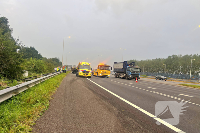 Auto zwaar beschadigd na ongeval op de snelweg