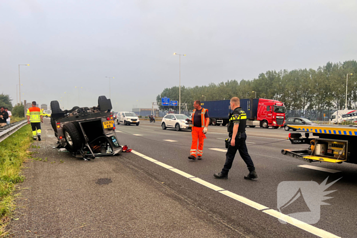 Auto zwaar beschadigd na ongeval op de snelweg