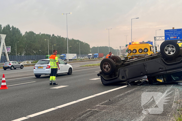 Auto zwaar beschadigd na ongeval op de snelweg