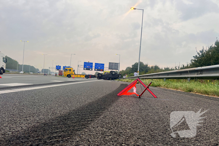 Auto zwaar beschadigd na ongeval op de snelweg