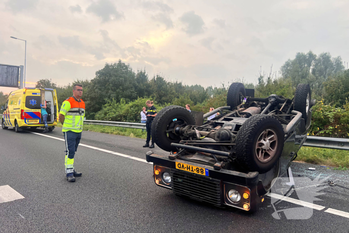 Auto zwaar beschadigd na ongeval op de snelweg