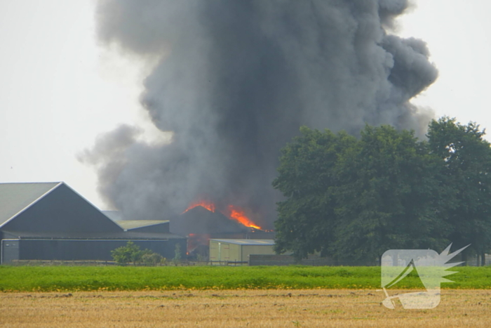 Rookontwikkeling bij zeer grote brand in loods