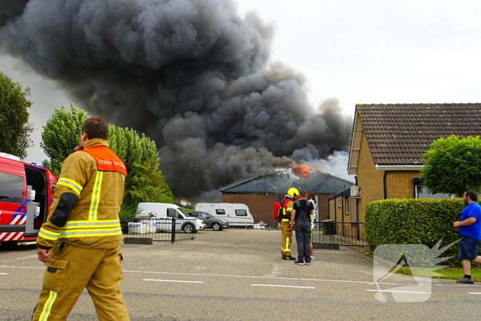 Rookontwikkeling bij zeer grote brand in loods