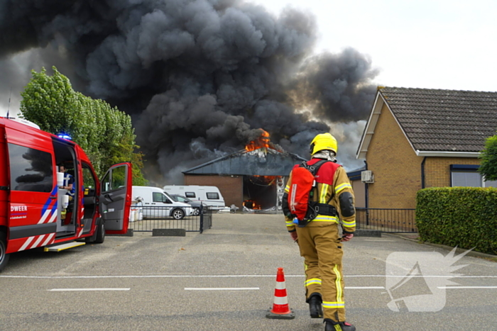 Rookontwikkeling bij zeer grote brand in loods