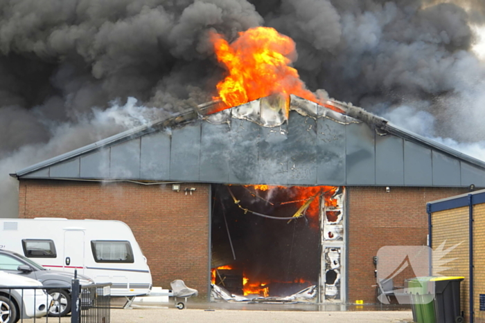 Rookontwikkeling bij zeer grote brand in loods