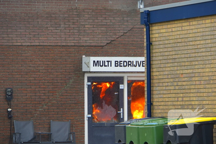 Rookontwikkeling bij zeer grote brand in loods