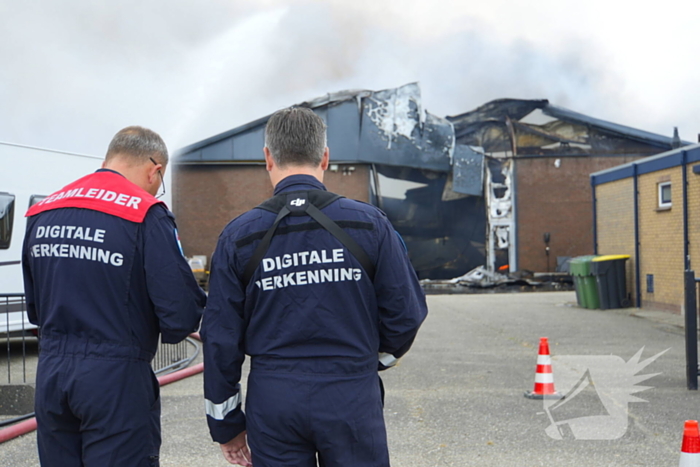 Rookontwikkeling bij zeer grote brand in loods