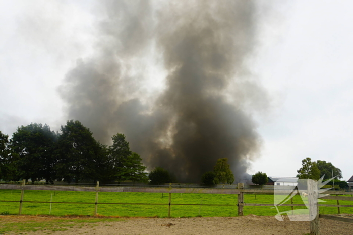 Rookontwikkeling bij zeer grote brand in loods