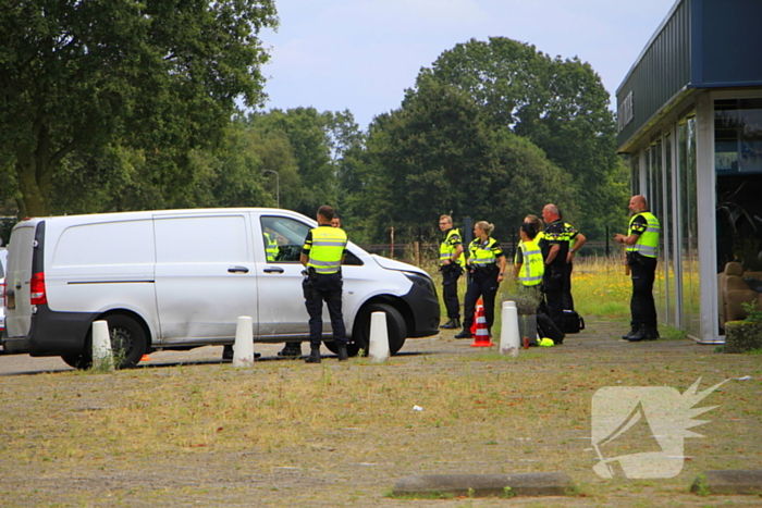 Politie houdt controle bij tankstation