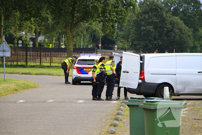 Politie houdt controle bij tankstation