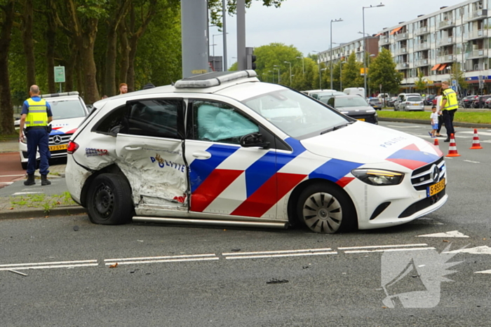 Politieauto zwaar beschadigd bij achtervolging, agent gewond