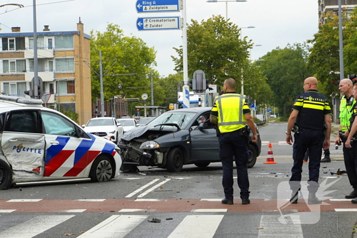 Politieauto zwaar beschadigd bij achtervolging, agent gewond