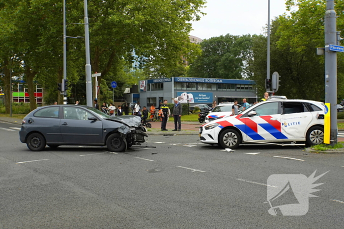 Politieauto zwaar beschadigd bij achtervolging, agent gewond