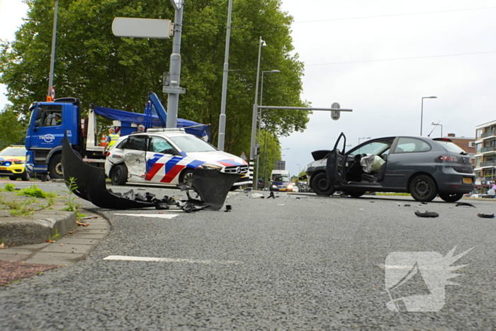 Politieauto zwaar beschadigd bij achtervolging, agent gewond