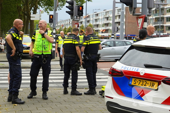 Politieauto zwaar beschadigd bij achtervolging, agent gewond