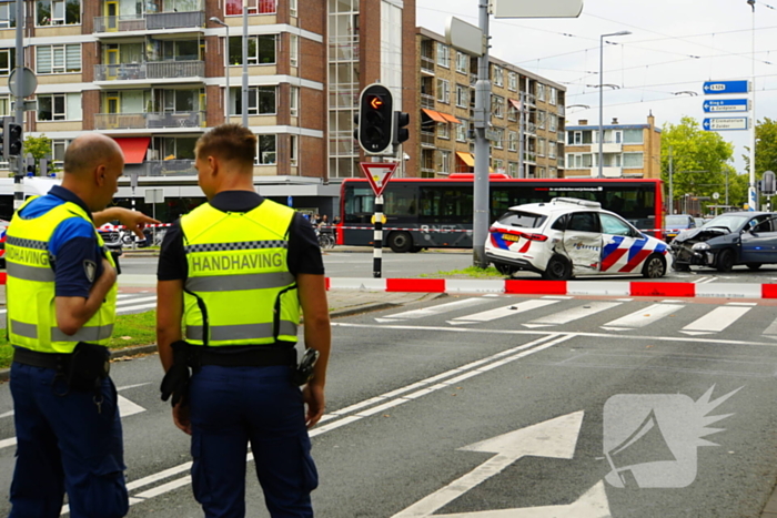 Politieauto zwaar beschadigd bij achtervolging, agent gewond