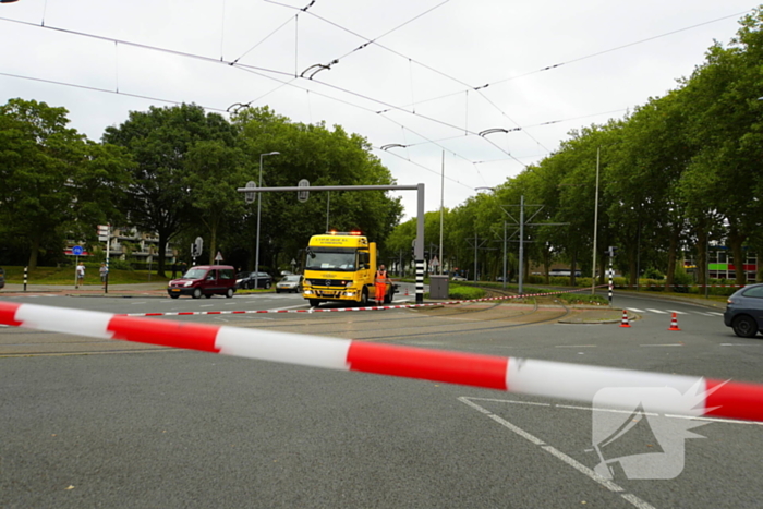 Politieauto zwaar beschadigd bij achtervolging, agent gewond