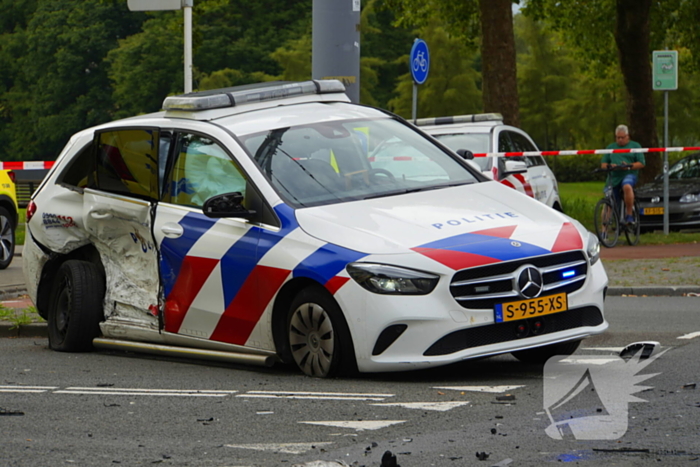 Politieauto zwaar beschadigd bij achtervolging, agent gewond