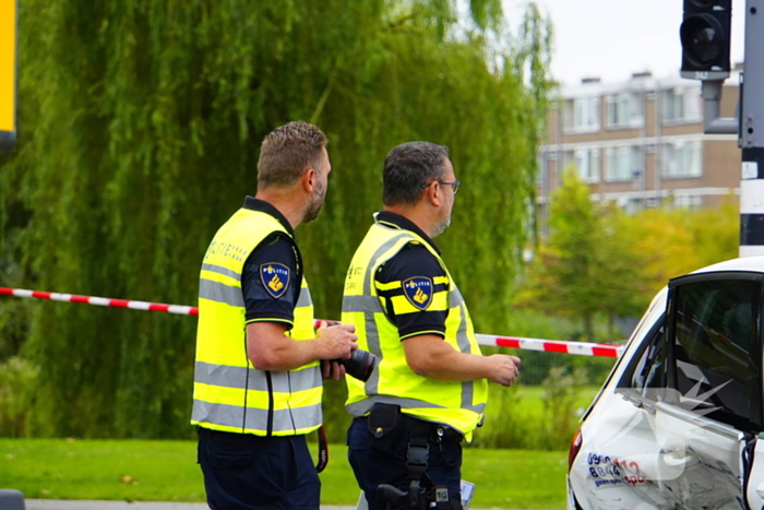 Politieauto zwaar beschadigd bij achtervolging, agent gewond