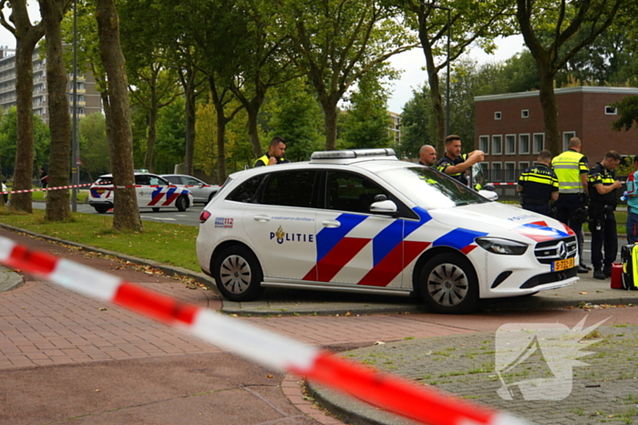 Politieauto zwaar beschadigd bij achtervolging, agent gewond