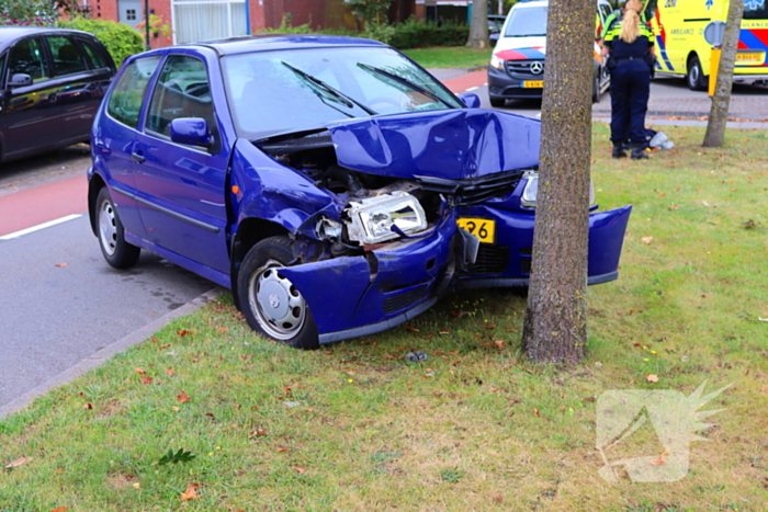 Auto in de kreukels na botsing tegen boom