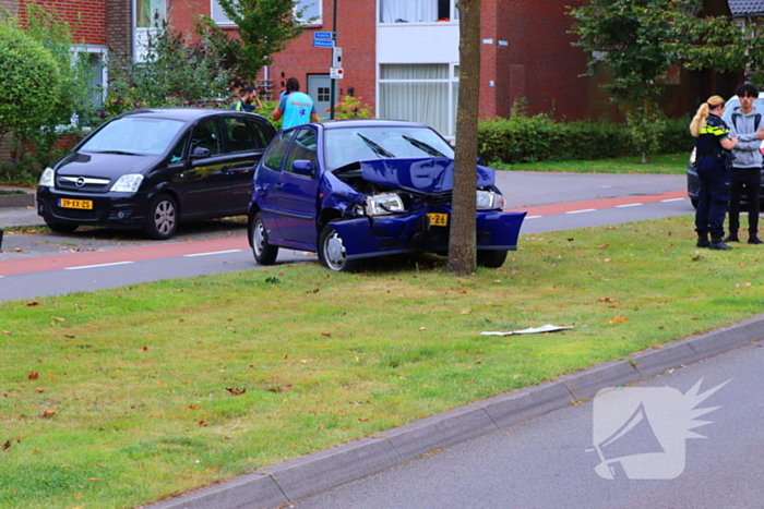 Auto in de kreukels na botsing tegen boom