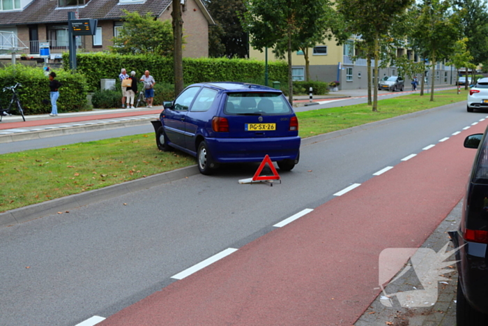 Auto in de kreukels na botsing tegen boom