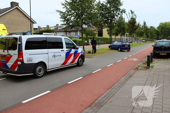 Auto in de kreukels na botsing tegen boom