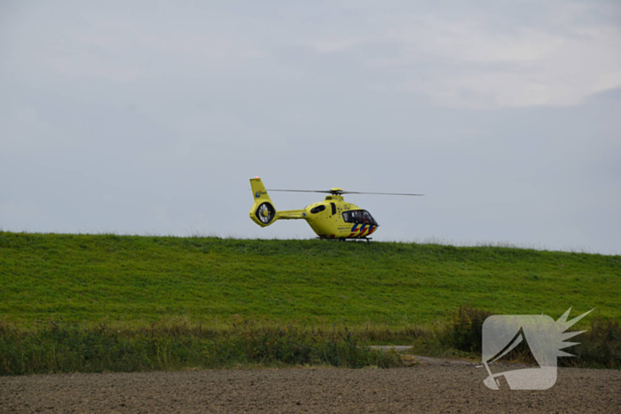 Traumahelikopter landt voor medische noodsituatie bij duiklocatie