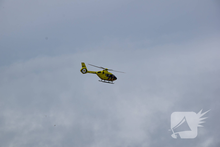 Traumahelikopter landt voor medische noodsituatie bij duiklocatie