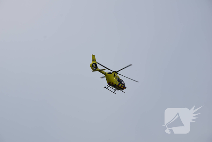 Traumahelikopter landt voor medische noodsituatie bij duiklocatie