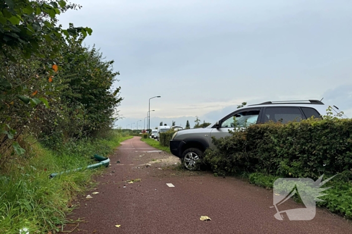 Eigenaar autogarage rijdt lantaarnpaal uit de grond