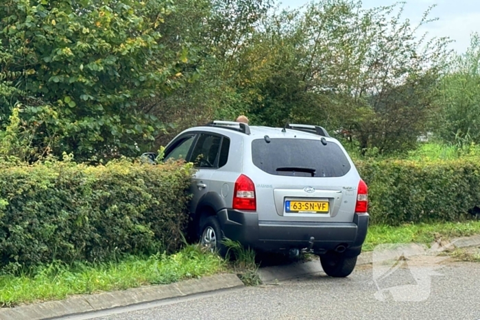 Eigenaar autogarage rijdt lantaarnpaal uit de grond