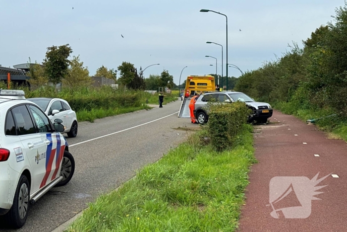 Eigenaar autogarage rijdt lantaarnpaal uit de grond