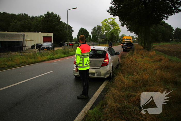 Kop-staartbotsing zonder gewonden in de ochtendspits