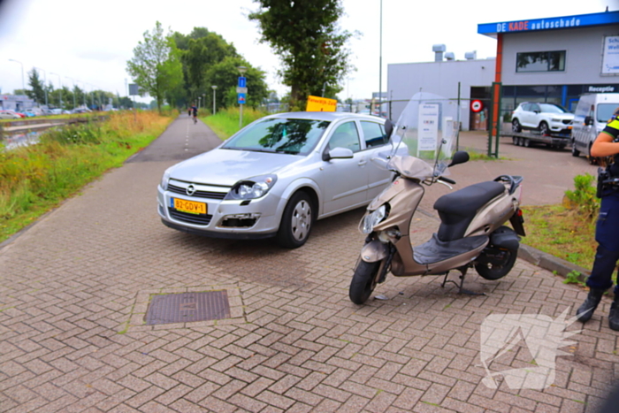 Scooterrijder gewond bij aanrijding met auto