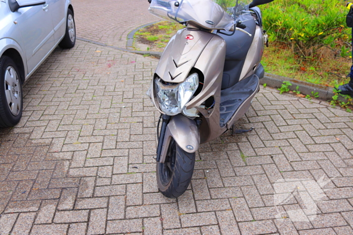 Scooterrijder gewond bij aanrijding met auto