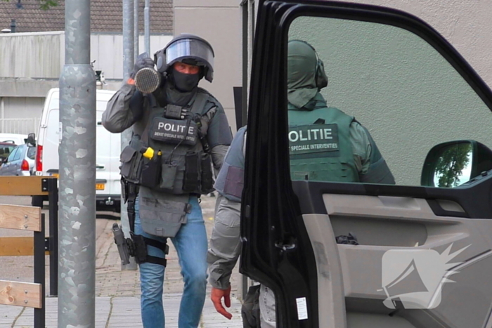 Arrestatieteam beukt woning open en arresteert verdachte