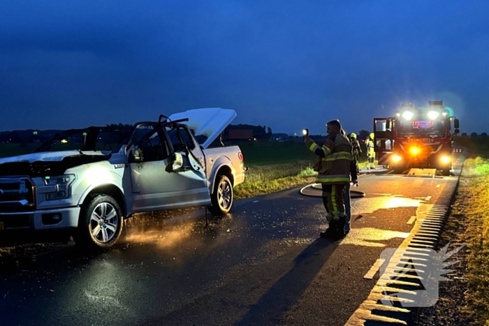 Pick-up vliegt in brand tijdens rit