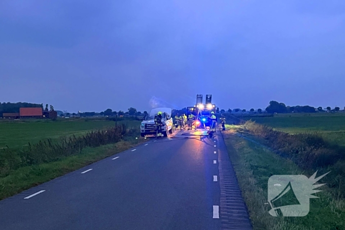 Pick-up vliegt in brand tijdens rit