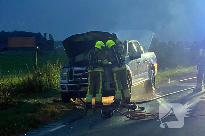 Pick-up vliegt in brand tijdens rit