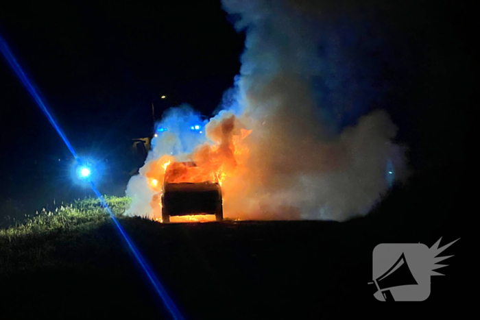 Auto gaat volledig in vlammen op