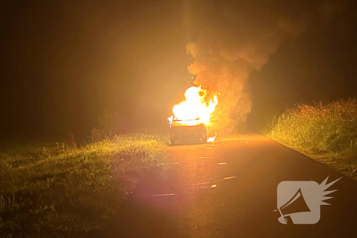 Auto gaat volledig in vlammen op