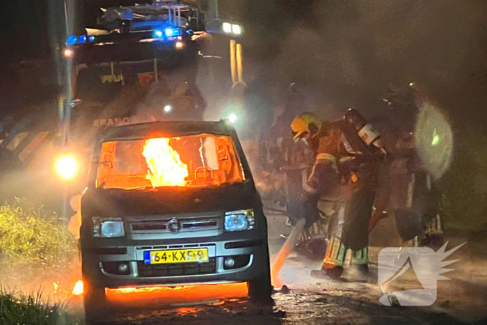 Auto gaat volledig in vlammen op