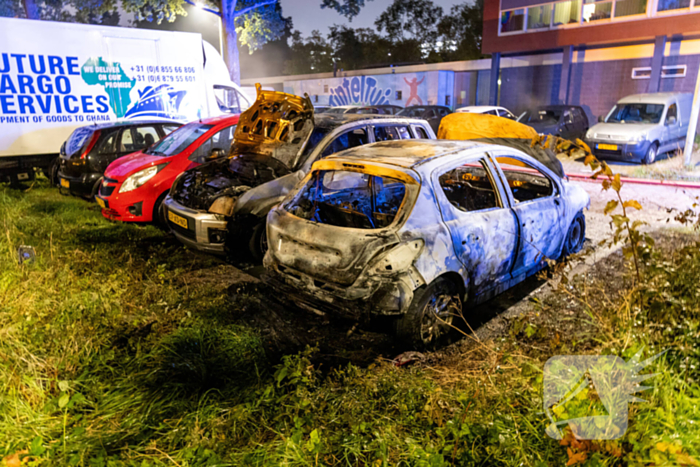 Vlammenzee op parkeerplaats in nachtelijke uren