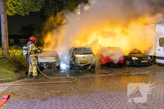 Vlammenzee op parkeerplaats in nachtelijke uren